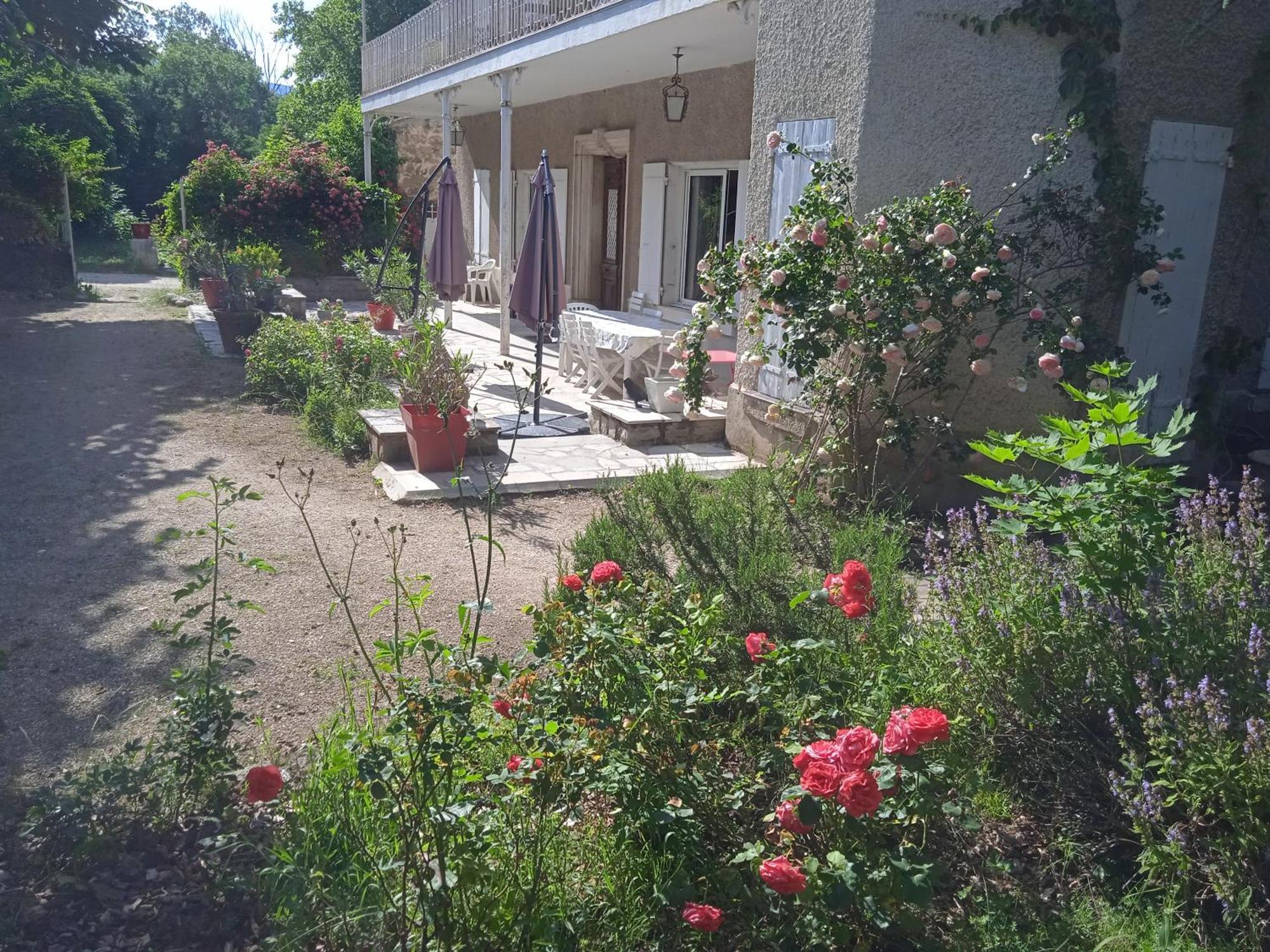 Maison Calme Avec Piscine Entouree De Son Parc Quintenas Exterior foto